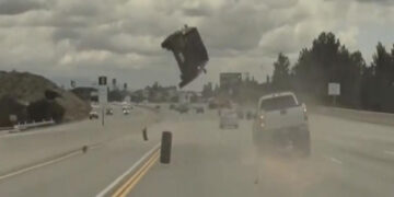 VIDEO | ¡Como de película! Camioneta pierde llanta y hace volar a otro vehículo