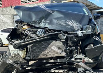 Fuerte choque deja miles de pesos en daños materiales en la colonia Benito Juárez en Mazatlán.