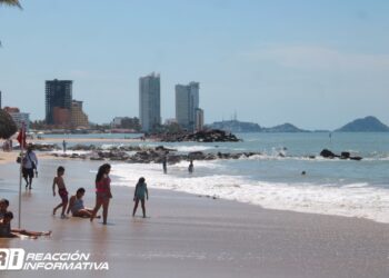 Afluencia regular en playas de Mazatlán al inicio de este fin de semana