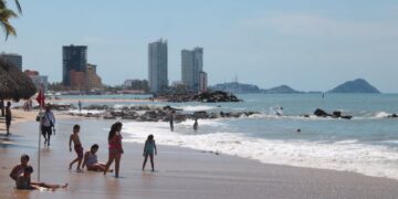 Afluencia regular en playas de Mazatlán al inicio de este fin de semana
