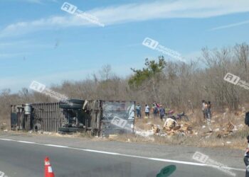 Tráiler vuelca en la Mazatlán-Culiacán; transportaba plátanos y papayas