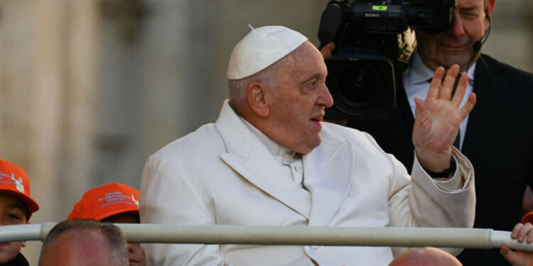Papa Francisco es hospitalizado por problemas cardiacos y respiratorios