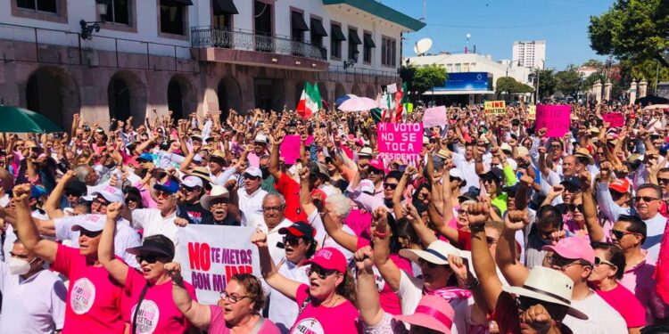 “Llenar el Zócalo no representa sentir de la mayoría”, alcalde de Mazatlán sobre concentración para defensa del INE