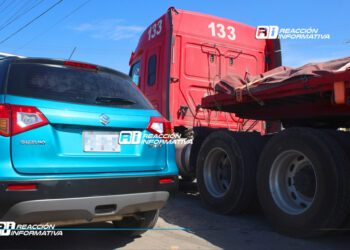 Choque entre camioneta y tráiler con remolque deja solo daños materiales.