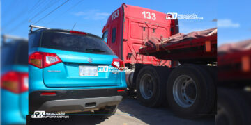 Choque entre camioneta y tráiler con remolque deja solo daños materiales.