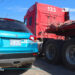 Choque entre camioneta y tráiler con remolque deja solo daños materiales.