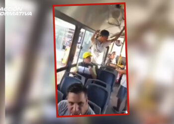 El hombre golpeó a los presuntos ladrones del bus. (Especial)