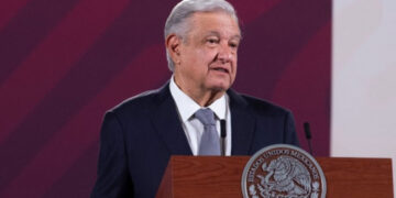 López Obrador advierte que hay países donde impera “oligarquía con fachada de democracia”
