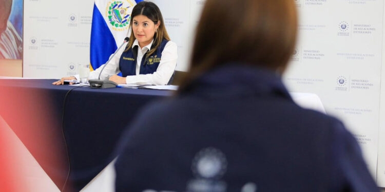 Llegan a El Salvador restos de 7 migrantes muertos en incendio en Ciudad Juárez