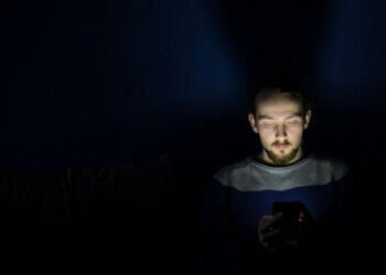 ¿Por qué nunca deberías dormir cerca de tu celular?