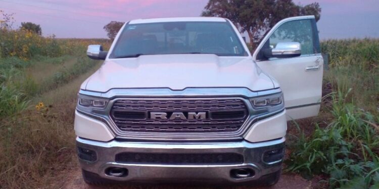 Policías Estatales ubican camioneta; tenía reporte de robo