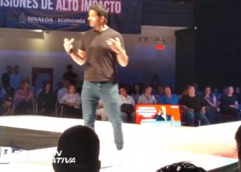 El “Tiburón” Oso Trava impartió en Culiacán la conferencia “Decisiones de alto impacto”