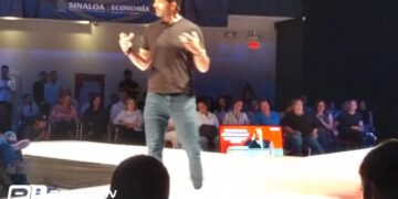 El “Tiburón” Oso Trava impartió en Culiacán la conferencia “Decisiones de alto impacto”