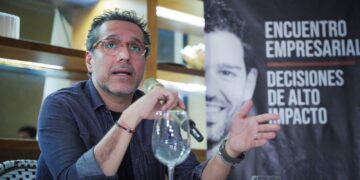 El podcaster Oso Trava se reúne con empresarios sinaloenses en Culiacán