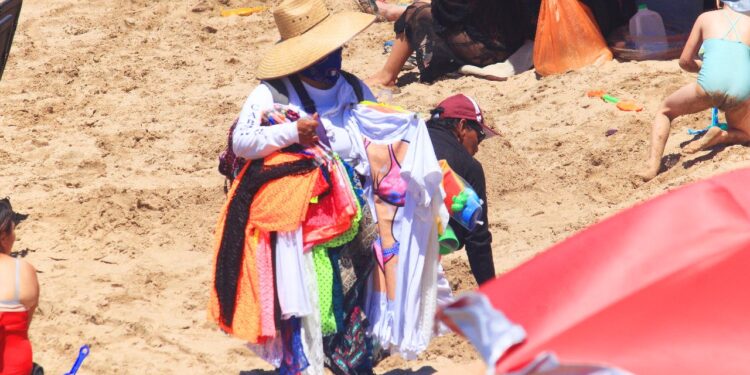 Miles de bañistas “abarrotan” playas de Mazatlán este Viernes Santo