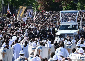 El Papa lamenta en su misa en Budapest las “puertas cerradas” a los migrantes