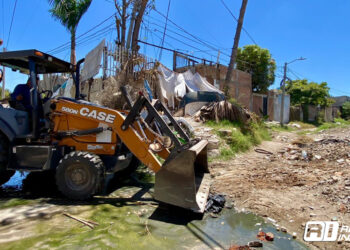 Limpian tramo de canal en calle Río Piaxtla de la colonia Estero