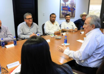 Sostiene Gobernador Rocha reunión con dirigentes agrícolas