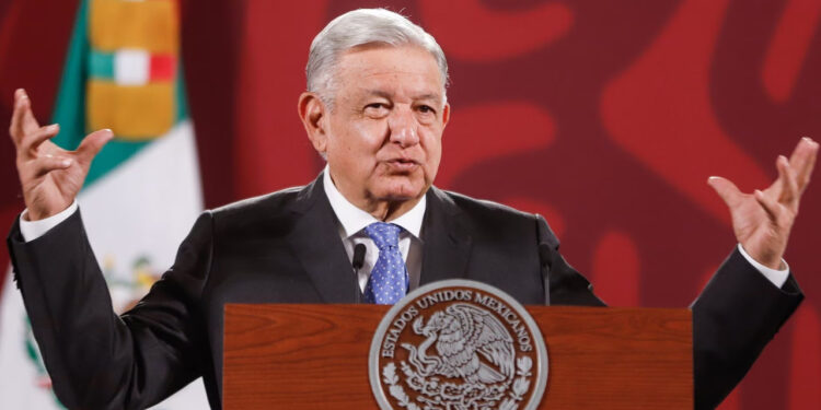 Un libro, un consejo y una advertencia: la herencia que dejará AMLO a su sucesor