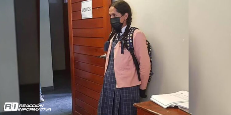 VIDEO: Detienen a hombre que se disfrazó de alumna e ingresó al baño de niñas en colegio de Perú