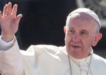 “Sigo todavía vivo”, dice el Papa Francisco al salir del hospital