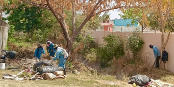 Obras Públicas continúa abatiendo rezago en desazolve en canales y regeneración de calles en colonias de Mazatlán