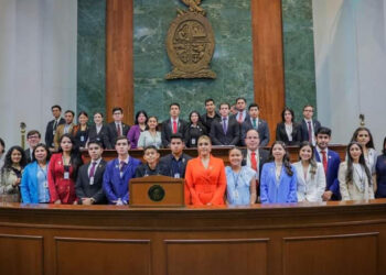 Toman protestas integrantes del Parlamento Juvenil 2023