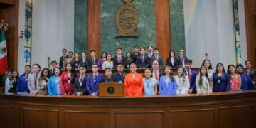 Toman protestas integrantes del Parlamento Juvenil 2023