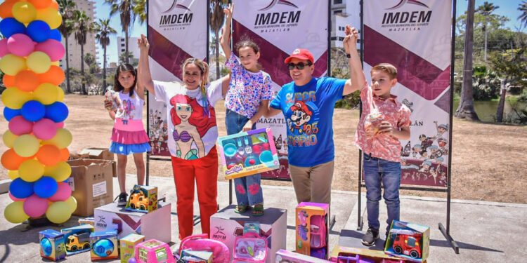 Viven niñas y niños mazatlecos un espectacular Día de la Niñez en el Parque Central