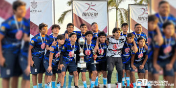 Premia Edgar González a los mejores del Torneo de Futbol Colonias Populares