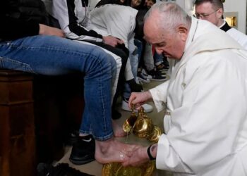 El papa Francisco lavó los pies de 12 jóvenes reclusos de diferentes etnias y nacionalidades