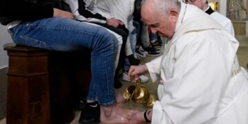 El papa Francisco lavó los pies de 12 jóvenes reclusos de diferentes etnias y nacionalidades