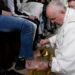 El papa Francisco lavó los pies de 12 jóvenes reclusos de diferentes etnias y nacionalidades