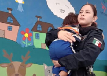 Niño de dos años sale solo a la calle de madrugada; sus papás estaban de fiesta