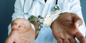 Revoca Jueza medidas cautelares a médico acusado de mala praxis en operación contra la obesidad