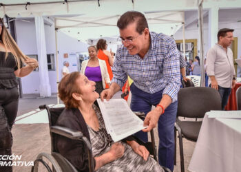 Edgar González entrega escrituras de vivienda a doña María del Carmen durante audiencia “Escuchando a la gente”