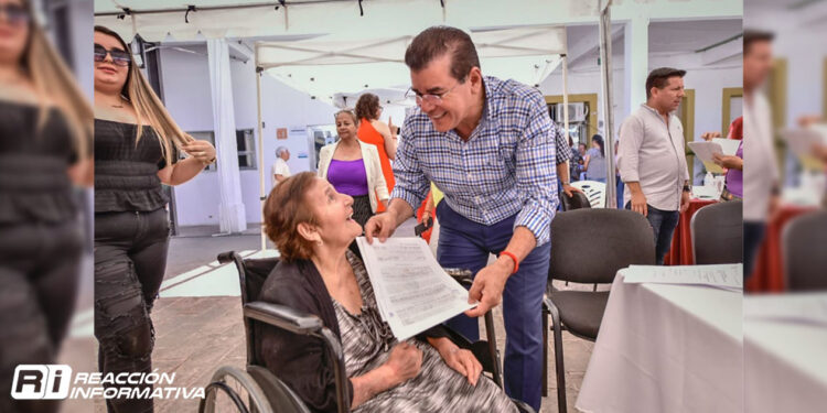 Edgar González entrega escrituras de vivienda a doña María del Carmen durante audiencia “Escuchando a la gente”