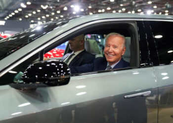 Biden podría retrasar plan para créditos a fabricantes de autos eléctricos