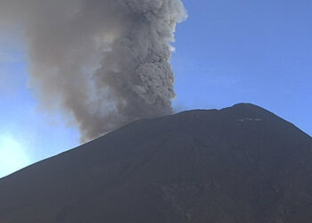 Continúa la ‘erupción estromboliana’ en el Popocatépetl; ceniza podría llegar a Veracruz