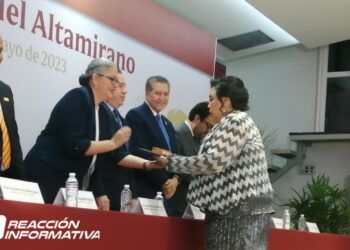 Reconocen a docentes con más de 40 años de trayectoria en educación