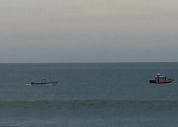 Elementos de la Policía Acuática reactiva operativo de búsqueda de persona desaparecida en el mar