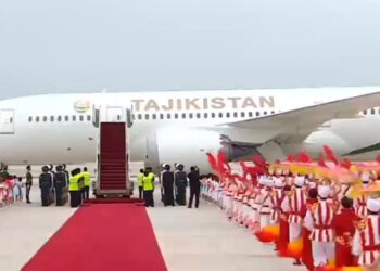 Presidente de Tayikistán estrena el avión presidencial comprado a México