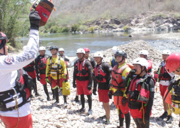 Policía Acuática, Bomberos y Protección Civil cierran curso de rescate en aguas rápidas practicando en la Presa Picachos