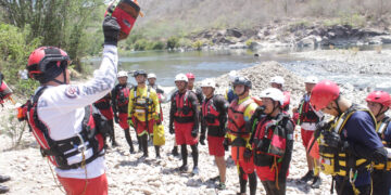 Policía Acuática, Bomberos y Protección Civil cierran curso de rescate en aguas rápidas practicando en la Presa Picachos