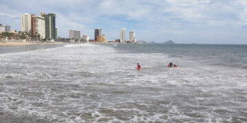 Elementos de la Policía Acuática ponen a salvo a pareja de Zacatecas que era jalada por el mar