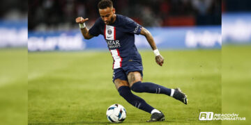 Neymar, con futuro incierto en el PSG, mira de lejos al Barcelona