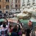Italia: pintan de negro el agua de la Fontana di Trevi para protestar por las inundaciones