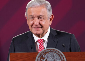 López Obrador defiende su derecho a la pensión de adulto mayor; “ya me corresponde”