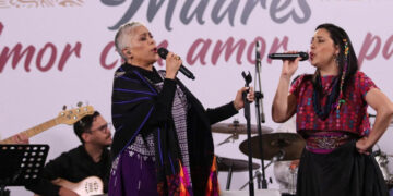 López Obrador felicita y regala concierto a las madres en su día