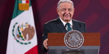 En el Día del Maestro, AMLO anuncia aumento salarial de 8.2% a trabajadores de la educación